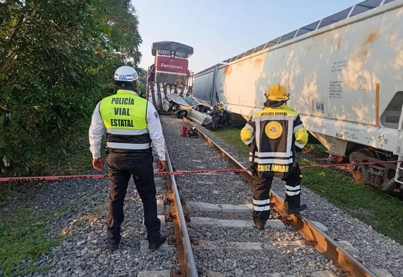 El auto destrozado en el que viajaba una pareja, después de ser impactado por una locomotora en un accidente que dejó dos fallecidos.