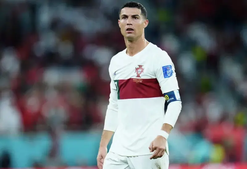 La imagen captura la locura y emoción que genera el futbolista Cristiano Ronaldo, CR7, entre la multitud de aficionados que se congregan para verlo.