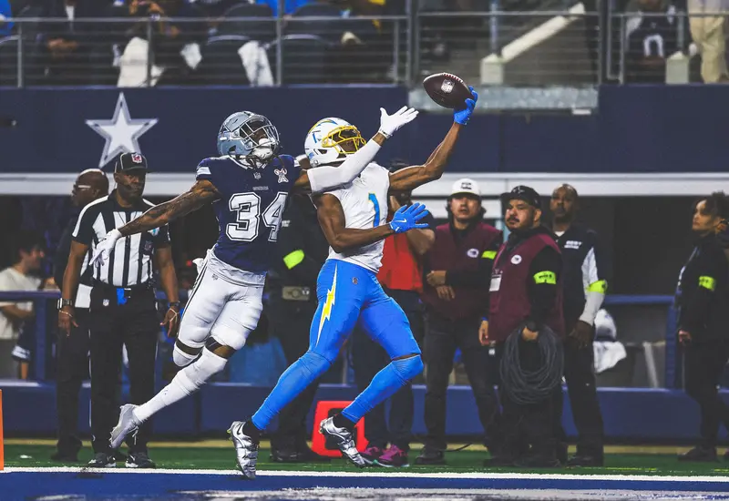 El equipo de fútbol americano Los Chargers se impone a los Cowboys, asegurando una victoria clave que los acerca a los playoffs.