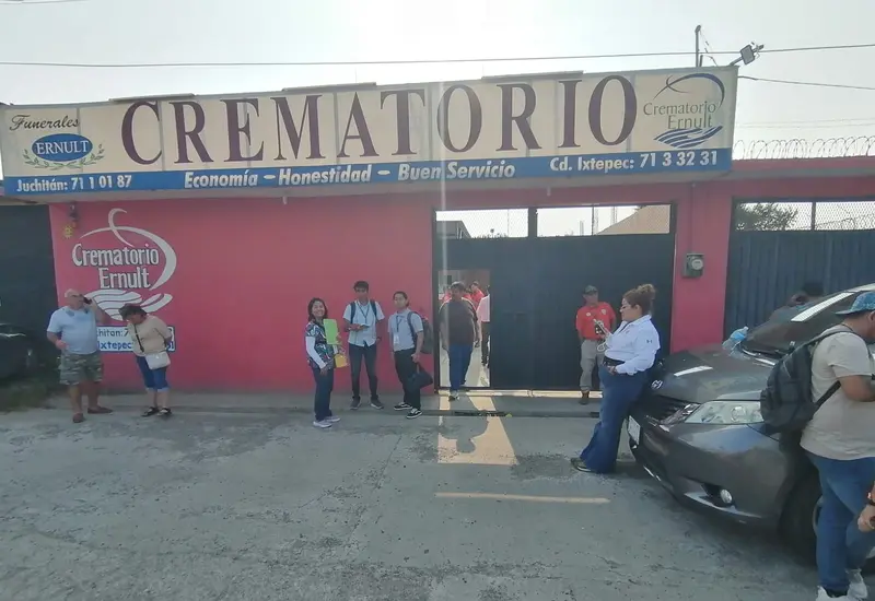 Vista del lugar a donde fueron trasladados los cuerpos de las víctimas del Tren Interoceánico, mientras los deudos esperan afuera por noticias.