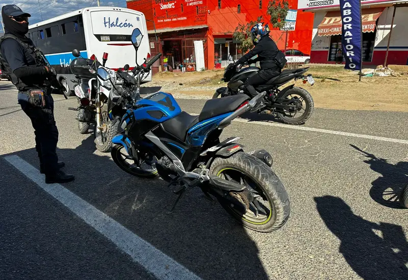 Escena de un accidente vial en el que una madre y su hija resultaron heridas tras ser arrolladas por un vehículo.