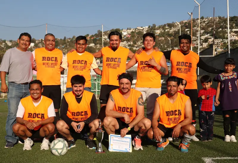 El equipo de fútbol Magisterial Fut 9 celebra con alegría su contundente coronación como campeones del torneo, posando para la foto.