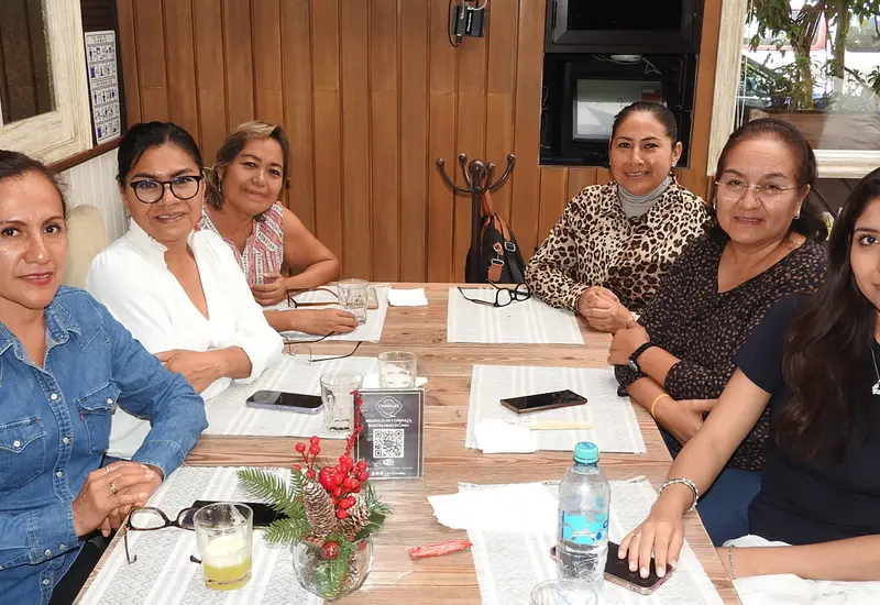 Margarita Pichardo, la festejada, celebra su cumpleaños en compañía de sus amigas Wilma Castellanos, Roberta Palacios, Irene Vitela, Laura López e Ivana Beltrán.