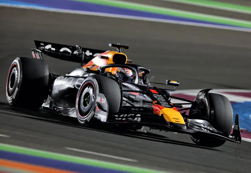El piloto de Fórmula 1, Max Verstappen, celebra su victoria en el Gran Premio de Qatar 2025, un paso clave hacia su pentacampeonato.