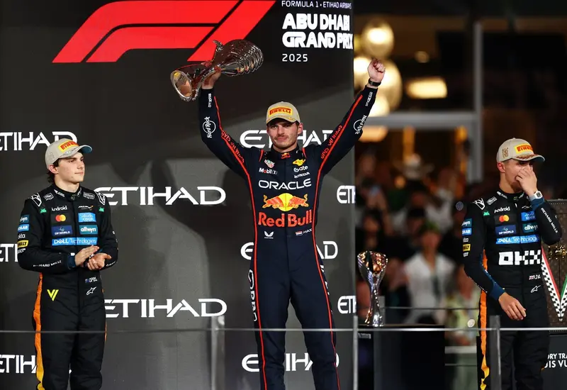 El piloto de Fórmula 1, Max Verstappen, demostrando en la pista por qué es considerado el rey y el mejor piloto del automovilismo.