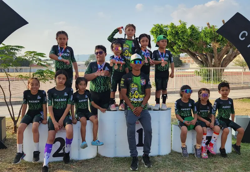 Un grupo de medallistas oaxaqueños posa orgullosamente con sus preseas ganadas durante el Open de Velocidad Chiapas 2025.