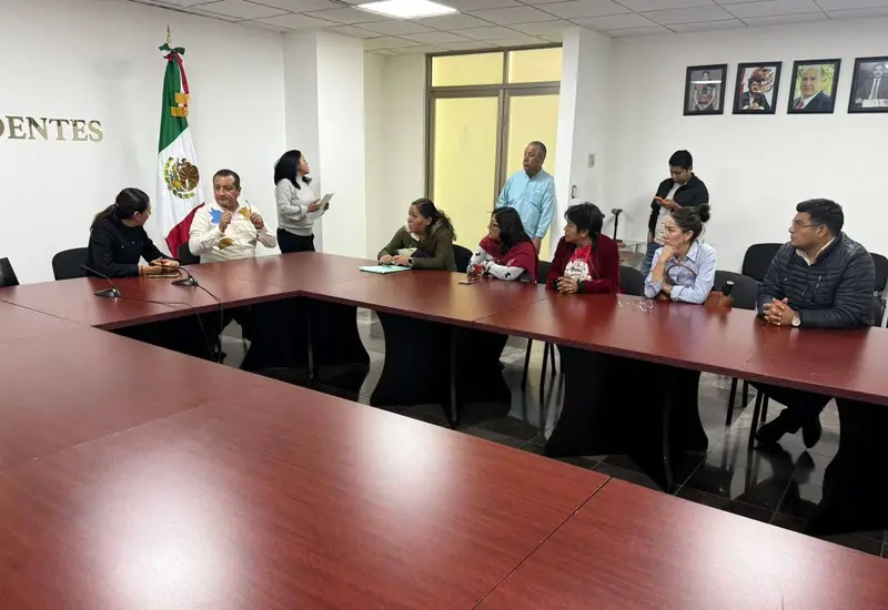 Integrantes del Movimiento de los 1344 se presentan en el Congreso Local para entregar la iniciativa que busca derogar el Decreto 24.