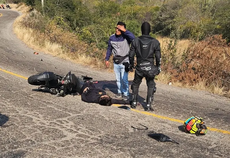 Escena del fatal accidente en la carretera al Istmo, donde un motociclista de 19 años falleció tras impactar su vehículo contra un tráiler.