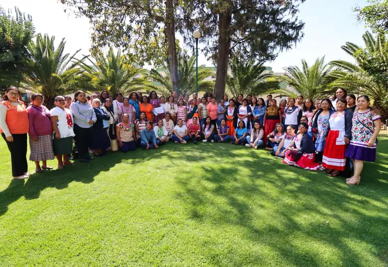 Un grupo de mujeres indígenas y afromexicanas se manifiesta públicamente para alzar la voz en contra de la violencia de género.
