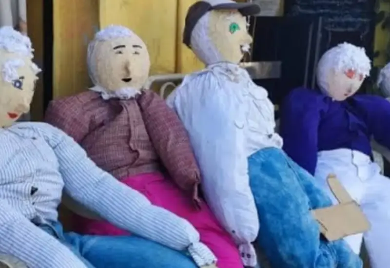 Los tradicionales muñecos conocidos como 'viejos' listos para la celebración segura del Año Viejo como opción para recibir el año nuevo.