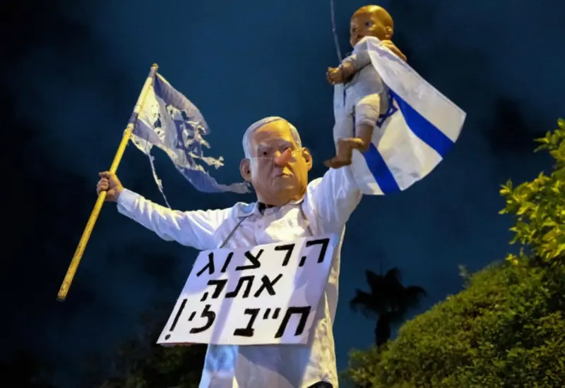 El político israelí Naftali Bennett, quien condiciona su apoyo para finalizar el juicio contra Benjamin Netanyahu a su retiro de la política.