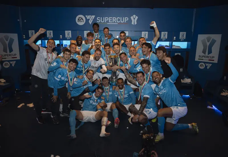 El equipo de fútbol Napoli celebra la obtención del título de la Supercopa de Italia tras su victoria contra el Bologna.