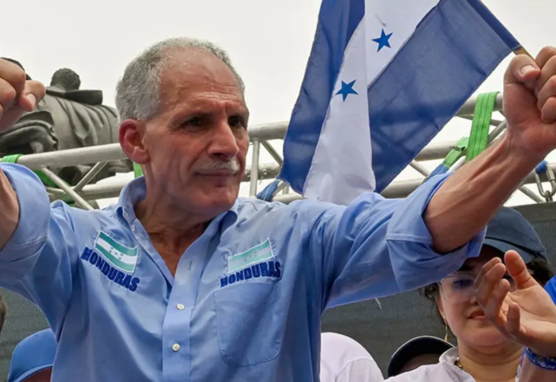 Nasry Asfura, candidato conservador del Partido Nacional, tras ser declarado ganador de las elecciones presidenciales en Honduras.