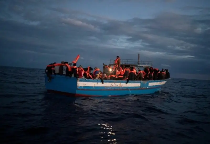 Una embarcación sobrecargada con cerca de 100 personas navega por un río en El Congo, antes del trágico naufragio que dejó 30 muertos.