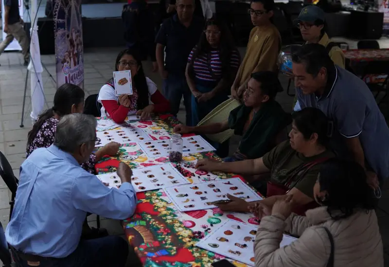 Personas de comunidades oaxaqueñas participan en diversas actividades culturales para celebrar la Navidad en lenguas originarias, manteniendo viva la tradición.