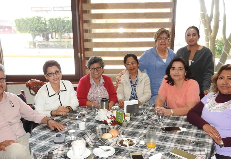 Nicolás, Ada, Anita, Grace, Sofía, Caro, Frida Sofia y Coco sonríen juntos, compartiendo un momento feliz durante una reunión social de amigos.
