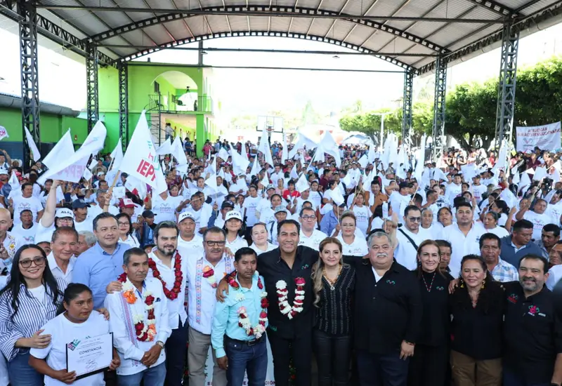 Funcionarios del INEA y autoridades locales celebran la declaración del municipio de Nicolás de Ruiz, Chiapas, como territorio libre de analfabetismo.