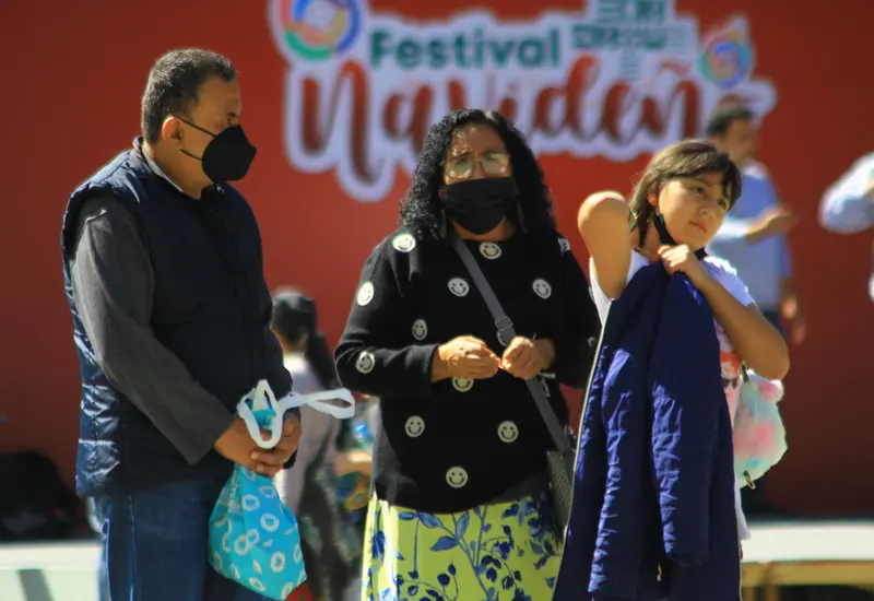 Un niño bien abrigado con chamarra y gorro para protegerse de las bajas temperaturas y el frío, como medida de prevención de enfermedades.