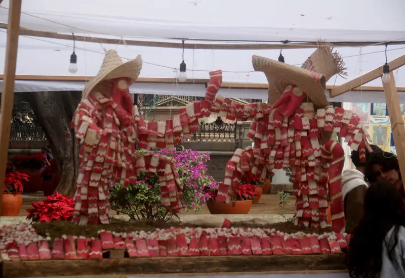Una de las figuras de rábano exhibidas durante la tradicional Noche de Rábanos 2025 en Oaxaca, un evento que celebra el arte popular.