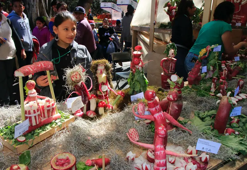 La capital de Oaxaca se prepara con adornos y ambiente festivo para recibir a miles de visitantes para la tradicional Noche de Rábanos.
