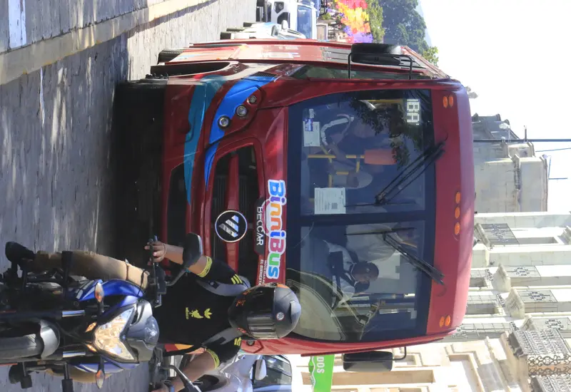 Una de las nueve unidades del BinniBus que cubrirá la nueva ruta de transporte público entre la Colonia del Maestro y Ánimas Trujano.