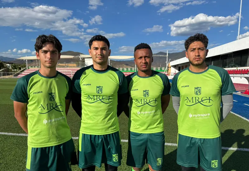 Los cuatro nuevos jugadores que se incorporan como refuerzos al equipo de futbol de los Chapulineros de Oaxaca posan para la fotografía.
