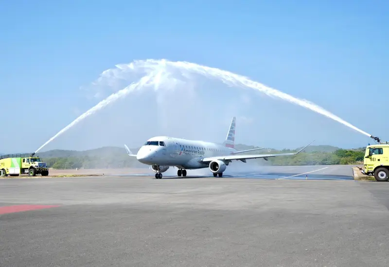 Un avión comercial en la pista, representando el nuevo vuelo internacional a Puerto Escondido que ofertará más de ocho mil asientos para viajeros.