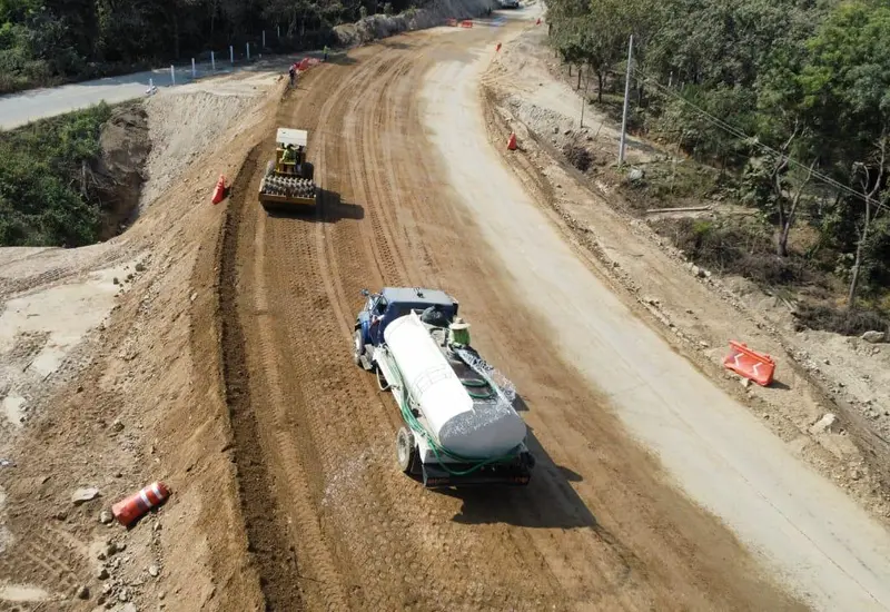 Imagen de las obras de modernización que se realizan en el tramo carretero Pochutla-Huatulco, parte del eje Salina Cruz-Zihuatanejo.