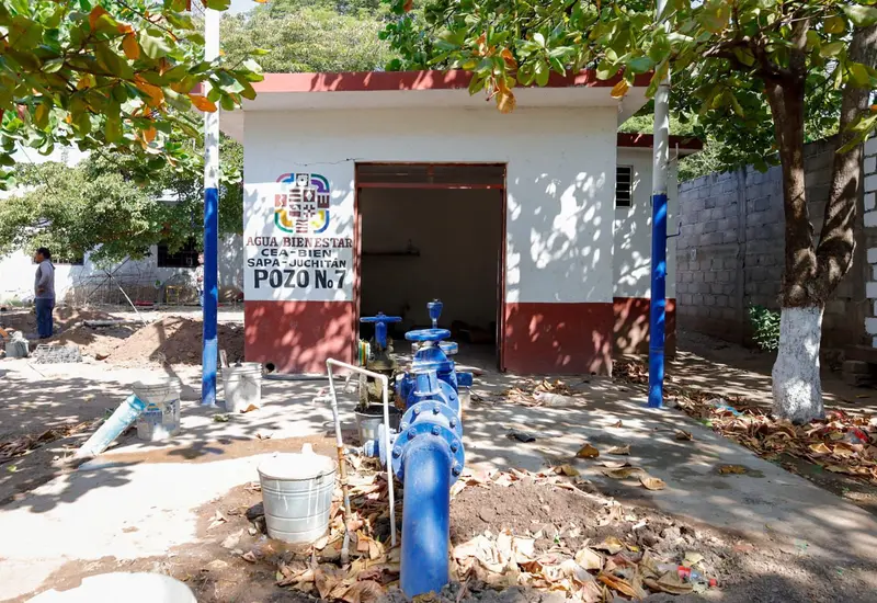 Obras en proceso para el fortalecimiento de la red de agua potable que beneficiará a los habitantes del municipio de Juchitán, Oaxaca.