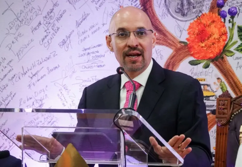 Octavio de la Torre de Stéffano, presidente de Concanaco-Servytur, en un retrato oficial, en el marco de la estrategia nacional contra la extorsión.