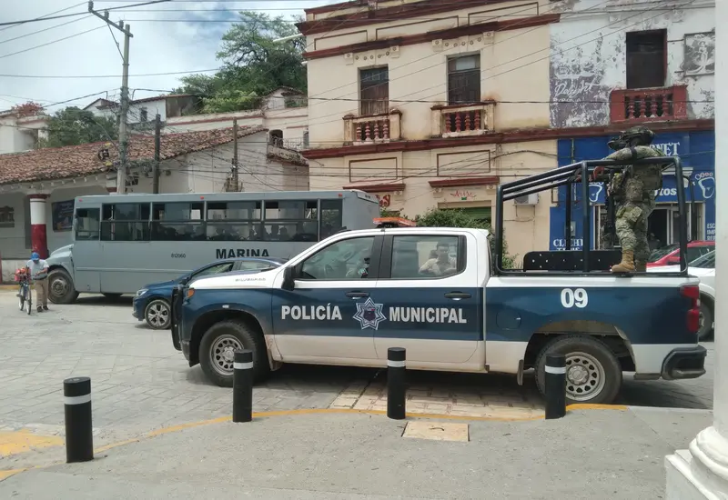 Elementos de seguridad realizan patrullajes en el Istmo de Tehuantepec como parte del operativo para incrementar la vigilancia en carreteras y zonas comerciales.