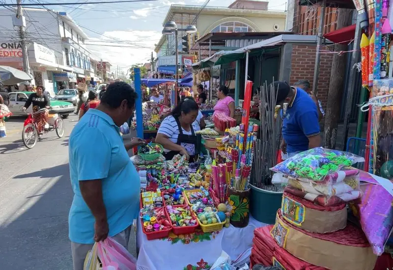 Elementos de seguridad pública vigilan puestos de venta de pirotecnia en Juchitán como parte del operativo por las fiestas decembrinas.