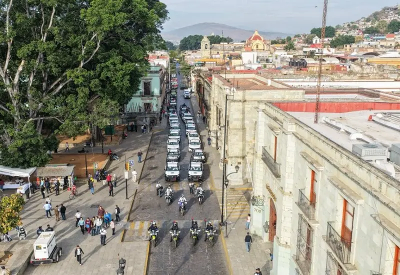 Elementos de seguridad participan en el operativo especial desplegado en Oaxaca para cuidar a los visitantes durante la temporada de vacaciones.