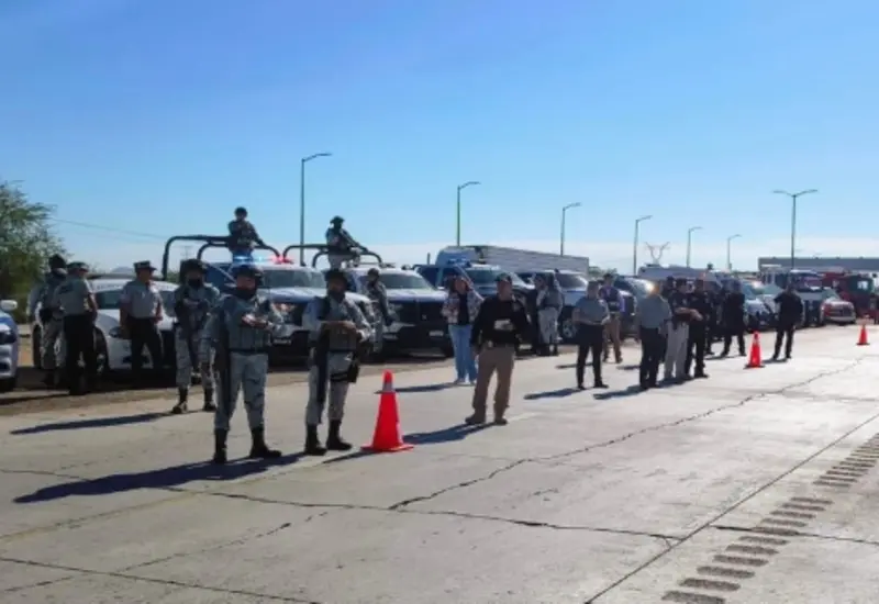 Autoridades federales realizan un operativo de vigilancia y auxilio en una carretera del norte del país, saturada por paisanos y vacacionistas.