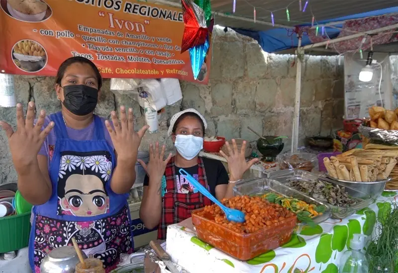 Personal de salud realiza un operativo de control sanitario en un establecimiento dedicado a la preparación y venta de alimentos y bebidas.