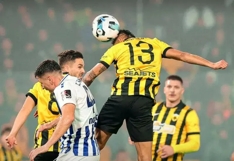 El futbolista mexicano Orbelín Pineda celebra tras anotar un gol para su equipo, el AEK de Atenas, durante una importante victoria.