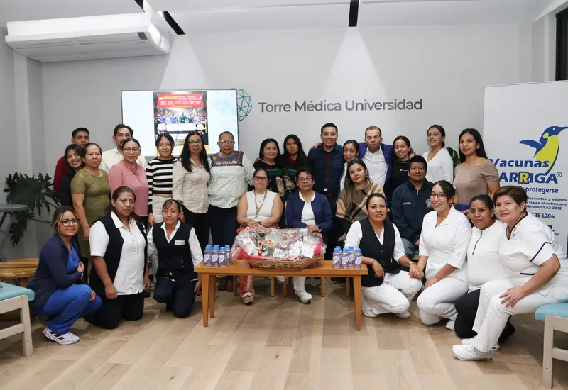 Grupo de organizadores e invitados posan durante la conferencia de prensa para anunciar la carrera atlética en honor a la enfermería.