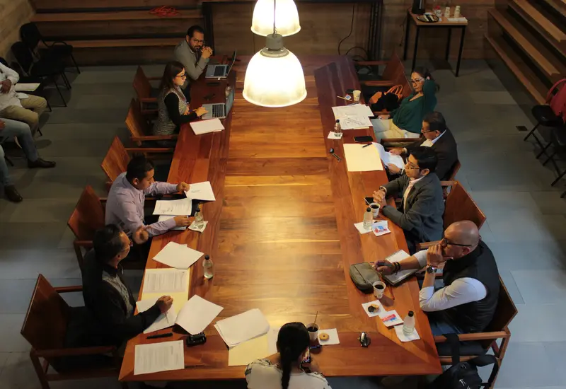 Miembros del Órgano de Gobierno del Archivo General del Estado de Oaxaca (AGEO) reunidos durante una sesión oficial de trabajo.