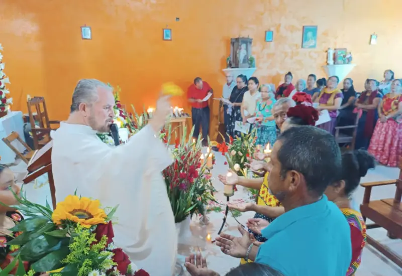 El 'Padre Chuy', jalisciense de corazón istmeño, durante su ordenación como sacerdote el 29 de noviembre de 1995 en su Parroquia Natal.
