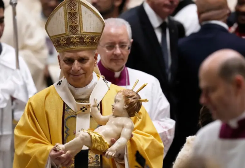 El Papa León XIV celebra su primera Misa de Navidad en la Basílica de San Pedro en el Vaticano, un momento solemne.