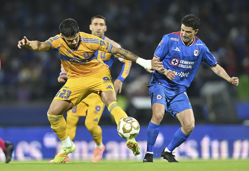 Escena del partido de ida entre Cruz Azul y Tigres, donde ambos equipos mostraron poco futbol, dejando la definición para el juego de vuelta.