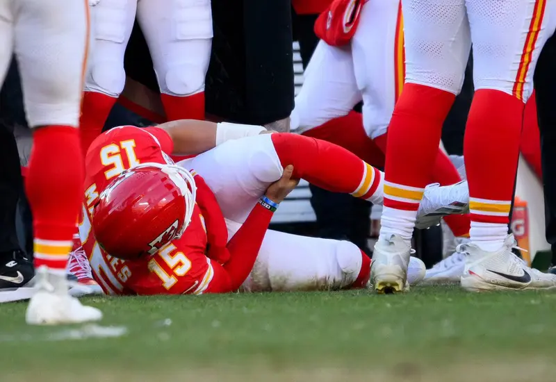 El mariscal de campo Patrick Mahomes, quien sufrió una lesión de ligamento cruzado que requerirá ser atendida en el quirófano.