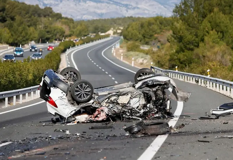 Una advertencia sobre el peligro de conducir bajo los efectos del alcohol, principal causa de siniestros viales en las carreteras durante diciembre.