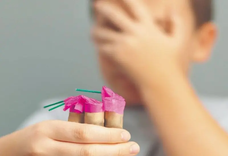 Pirotecnia ilegal que representa el grave riesgo de quemaduras y amputaciones para los niños y niñas en el estado de Oaxaca.