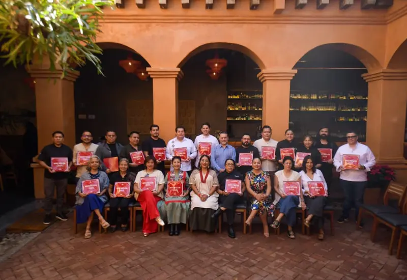 Una vista de las nuevas placas de la Guía Michelin 2025, otorgadas a restaurantes de Oaxaca en reconocimiento a su excelencia gastronómica.
