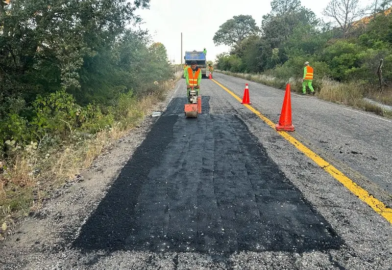 Trabajos de rehabilitación de 440 km de vías en la Mixteca por la SICT, como parte del Plan Lázaro Cárdenas para mejorar la seguridad vial.
