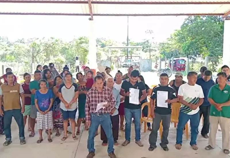 Pobladores de la comunidad de San Antonio, en San Juan Guichicovi, reunidos para exigir la entrega de recursos económicos para su localidad.