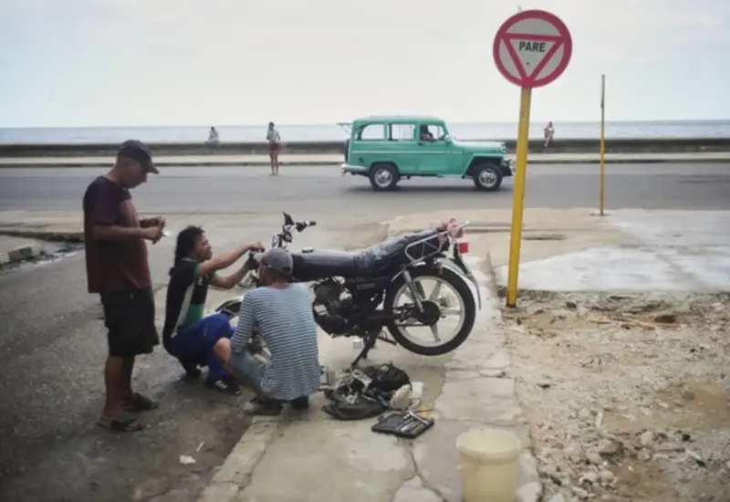 El funcionario cubano Poey, quien denunció a Estados Unidos como emisor de drogas a Cuba, destacando el peligro de la llegada por mar.
