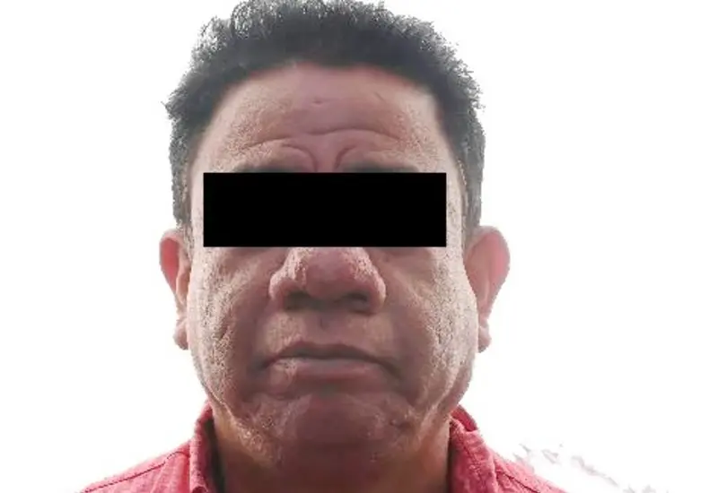 Policías de Oaxaca de Juárez detienen a un hombre acusado de amenazar con un cuchillo a un taxista para robarle en el centro.
