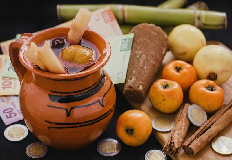 Una taza de ponche navideño tradicional de Oaxaca, cuyos ingredientes han subido de precio afectando su costo para las fiestas de fin de año.